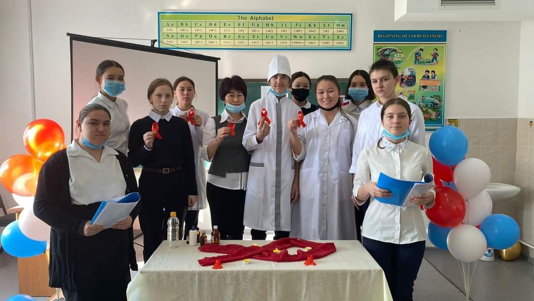 Мектебімізде “ЖИТС – XXI ғасыр дерті” тақырыбында сынып сағаттары өткізілді. Мақсаты: Қатерлі АИТВ/ЖИТС дертінің алдын-алу,оның жұғу жолдарын одан сақтана, қорғана білу туралы түсіндіру.