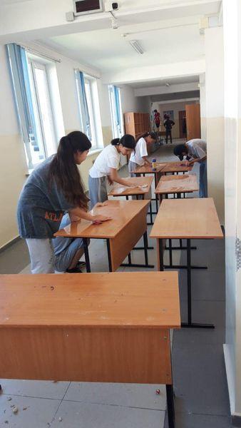 Жазғы демалыс кезеңінде балаларды жұмыспен қамтылуын ұйымдастыру мақсатында 10 сынып оқушыларынан құрылыс жөндеу бригадасы құрылып, мектепті жөндеуге көмек көрсетіп жатыр.