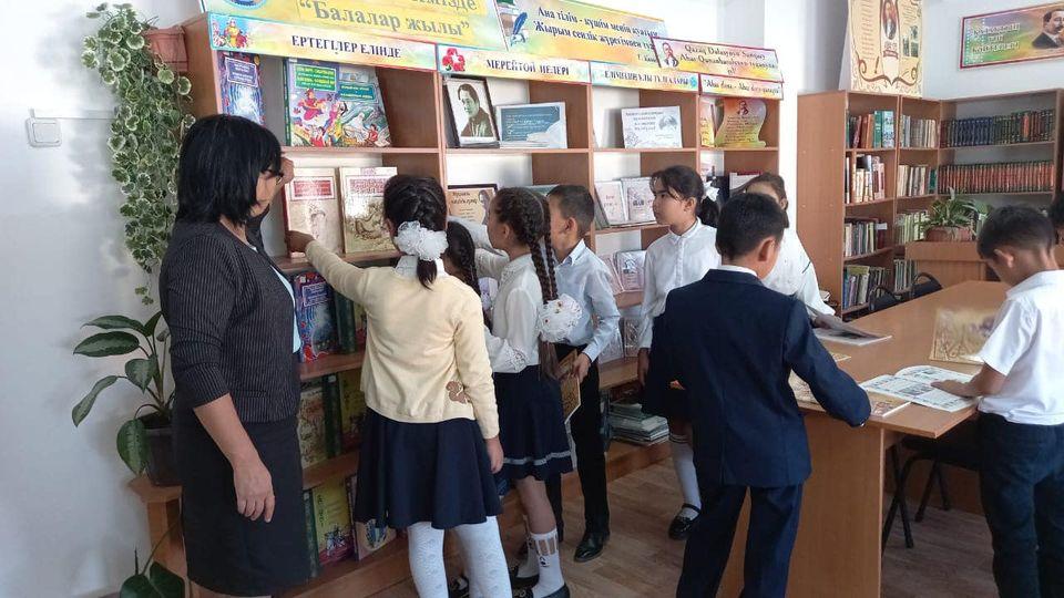 Мектебімізде 2022 жыл Балалар жылы мерекесіне орай мектеп кітапханасында        «Даналықтың бәрі кітапта»  кітап көрмесі болып өтті.