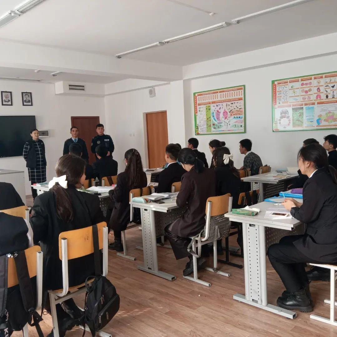 Бүгін мектебімізде ПБ қызметкерлерімен бірлесе «Өз құқығыңды біл және құқық бұзушылыққа жол берме»  тақырыбында жоғары сынып оқушыларымен кездесу өткізілді.