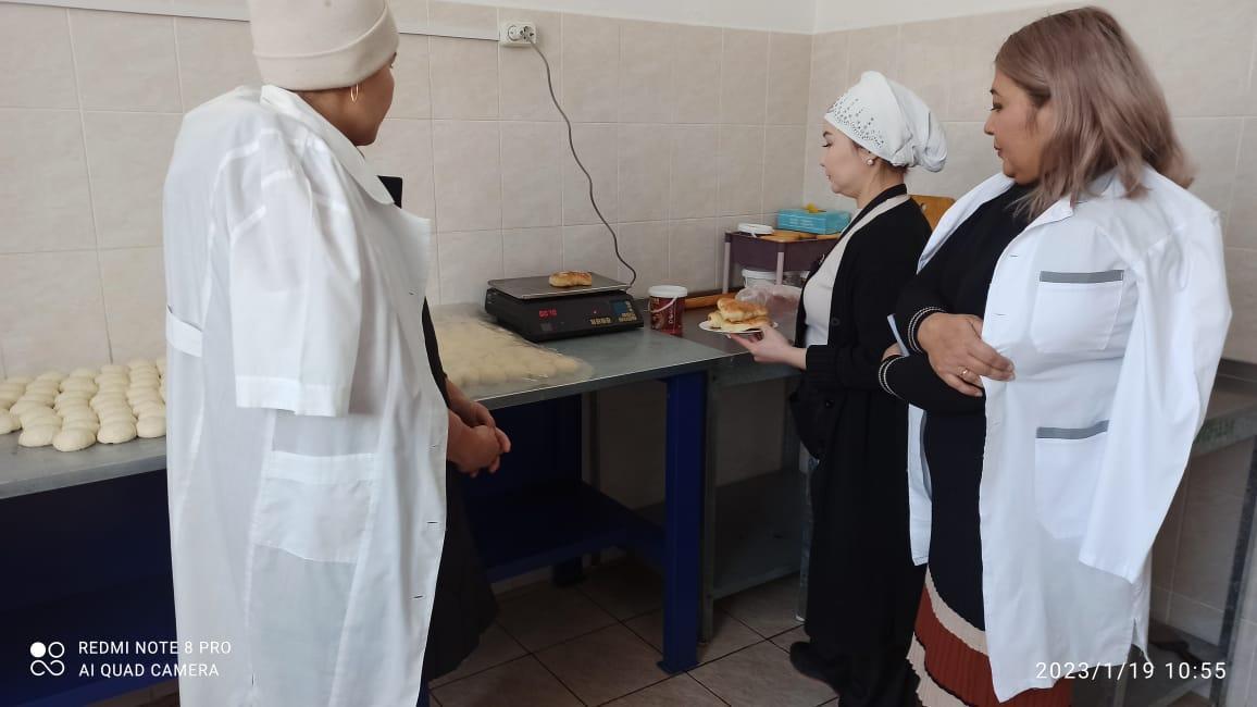 ЖББҚ есебінен тегін ыстық тамақты комисия мүшелері тексеру барысында