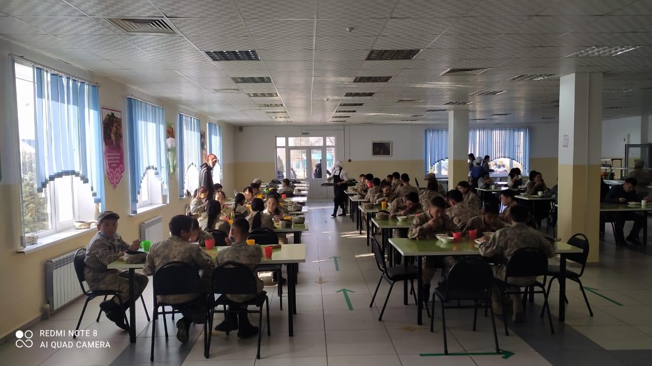 ЖБББҚ есбінен тегін  тамақтанатын кадет оқушыларының тамақтану үстінде