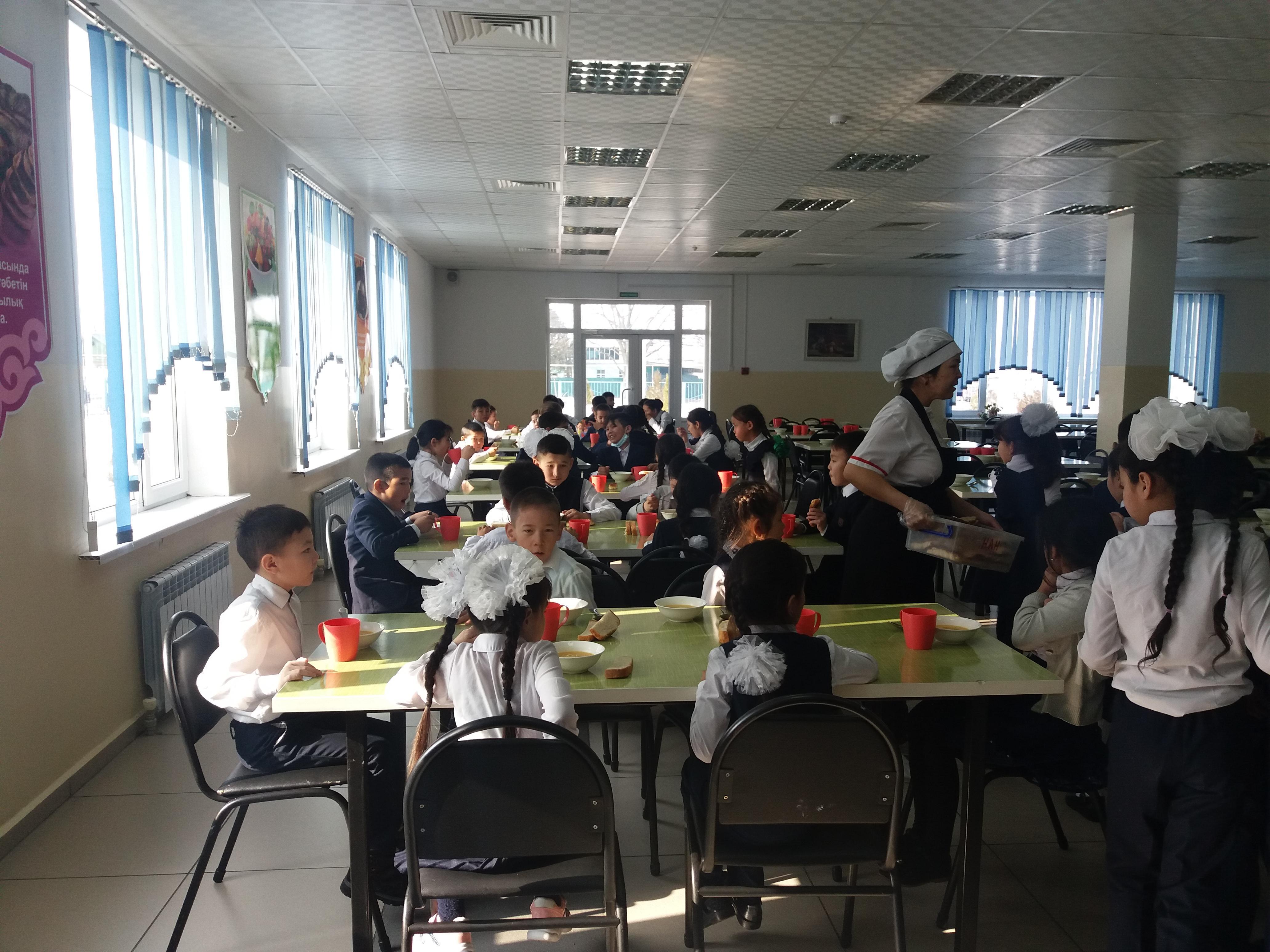 ЖБББҚ есбінен тегін  тамақтанатын оқушылар тамақтану үстінде