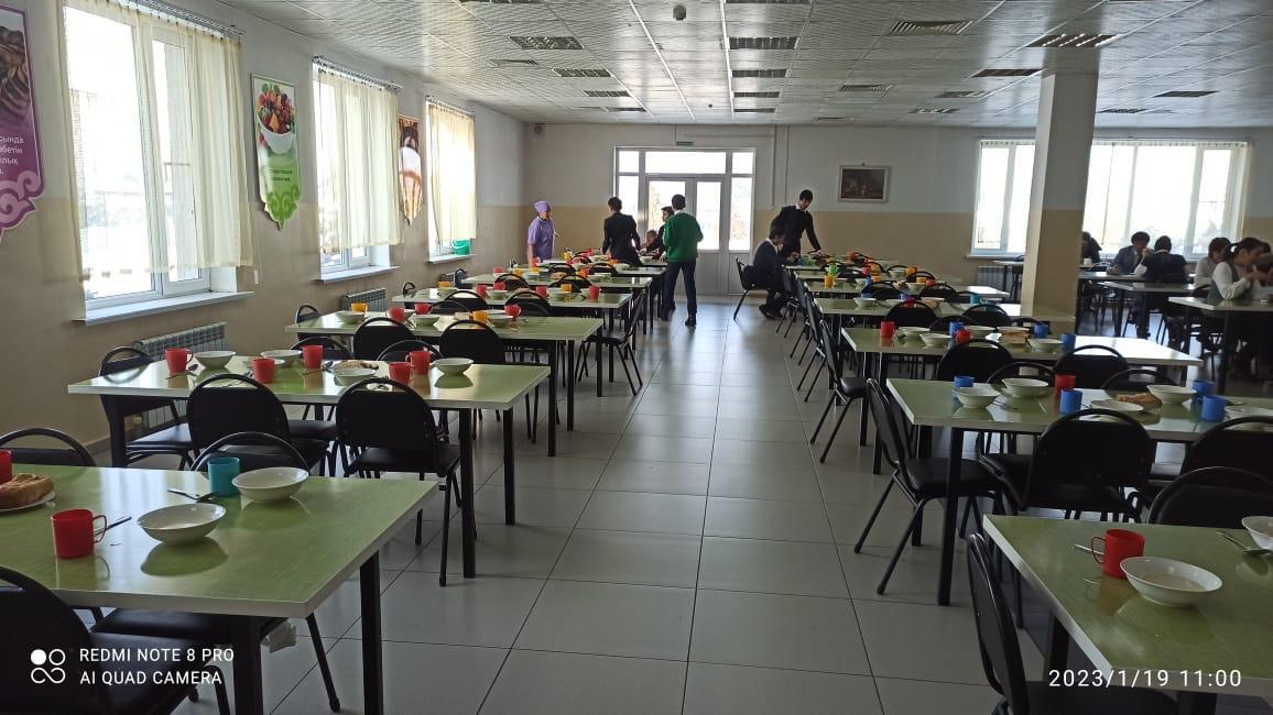 ЖБББҚ есбінен тегін  тамақтанатын оқушылар тамақтану үстінде