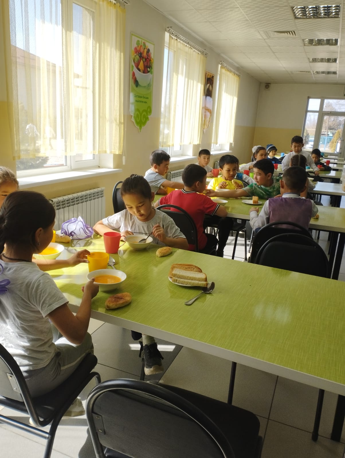 ЖБББҚ есебінен тегін ыстық тамақ ішетін оқушылардың тамақтану барысында