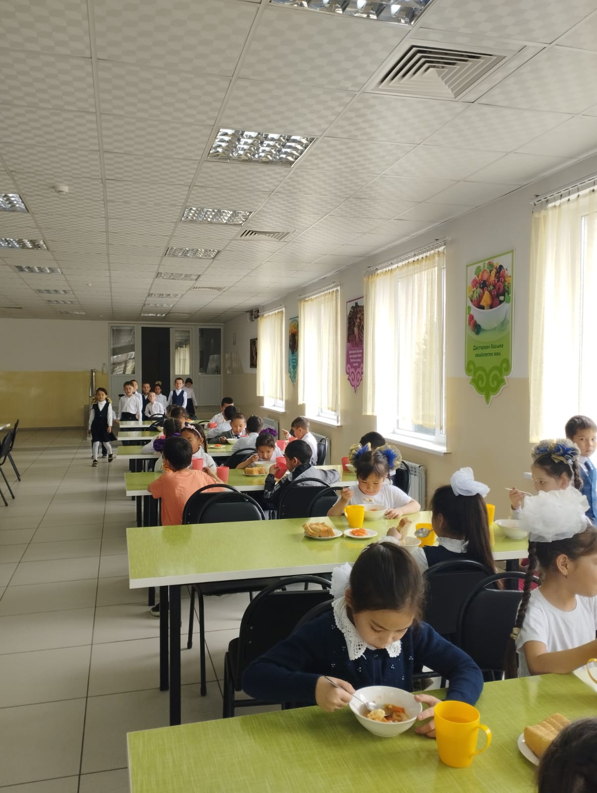 ЖБББҚ нснбінен тегін ыстық тамақ ішетін оқушылардың тамақтану барысында