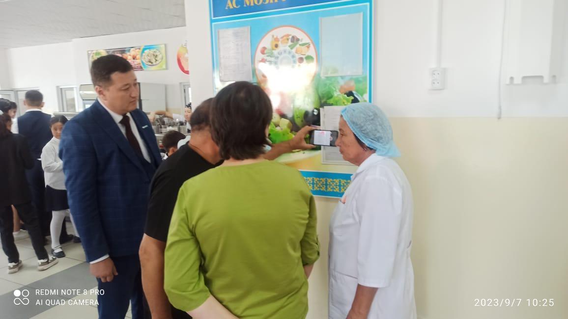 Жоспарға сай комиссия мүшелері асхананы тексеру үстінде