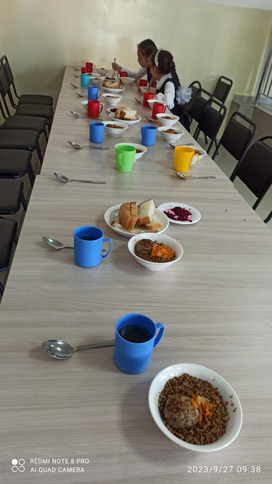 ЖБББҚ есбінен тегін тамақтанатын кадет оқушыларының тамақтану үстінде