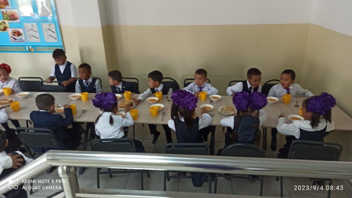 1-4 сынып арасында  тегін ыстық тамақ ішетін оқушылардың тамақтану үстінде