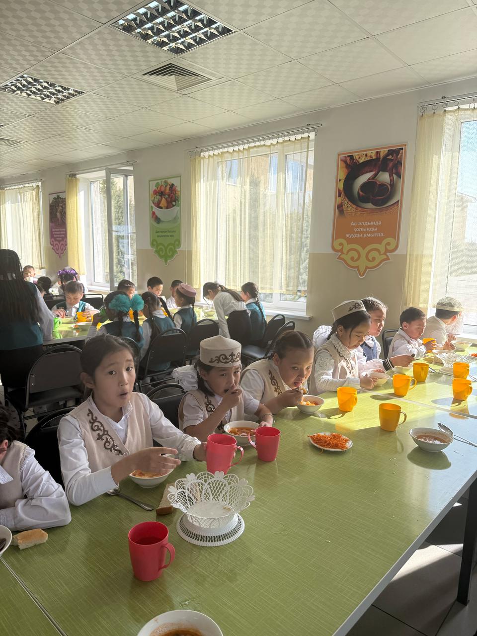 Мектеп асханасында оқушылардың тамақтану кезі