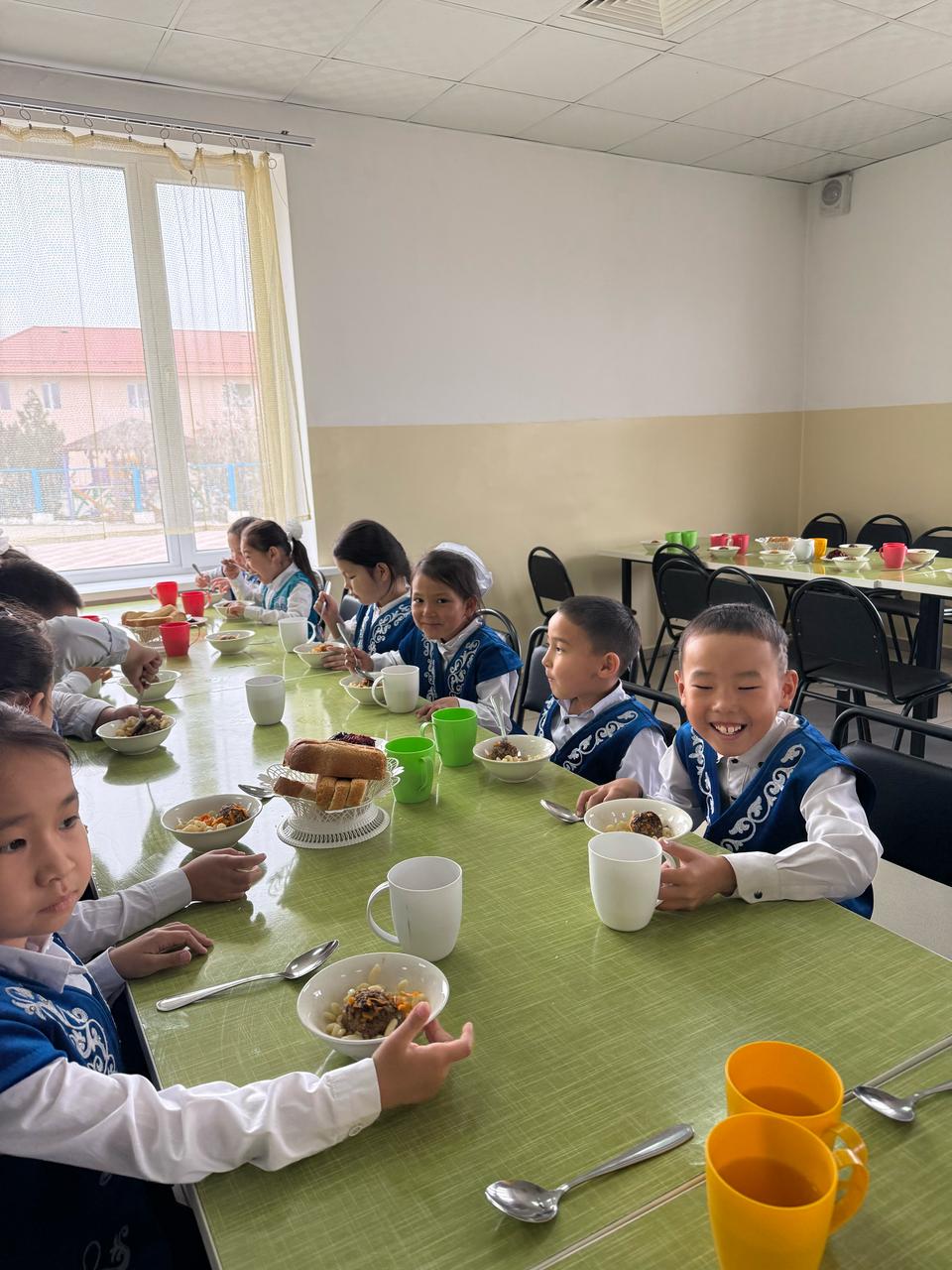 Мектеп асханасында оқушылардың тамақтану кезі