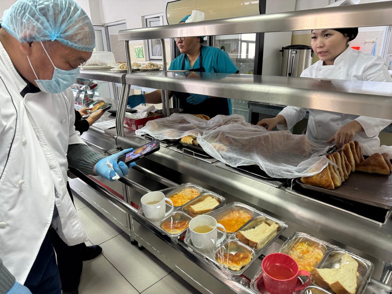 Мектеп асханасында комиссия мүшелері тексеру үстінде